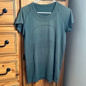 Lululemon womens t-shirt